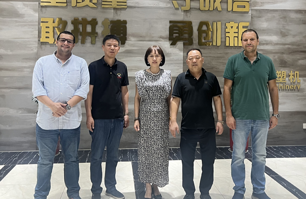 埃及客戶(hù)蒞臨達(dá)力工廠(chǎng)，驗(yàn)收土工膜單/雙面噴糙生產(chǎn)線(xiàn)圓滿(mǎn)完成！